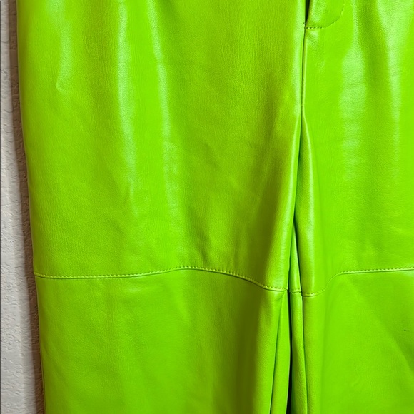 Meshki 2-Pc Sz Small Green Crop Top worn Em­ma Her­nan as in Sell­ing Sun­set - Picture 10 of 16